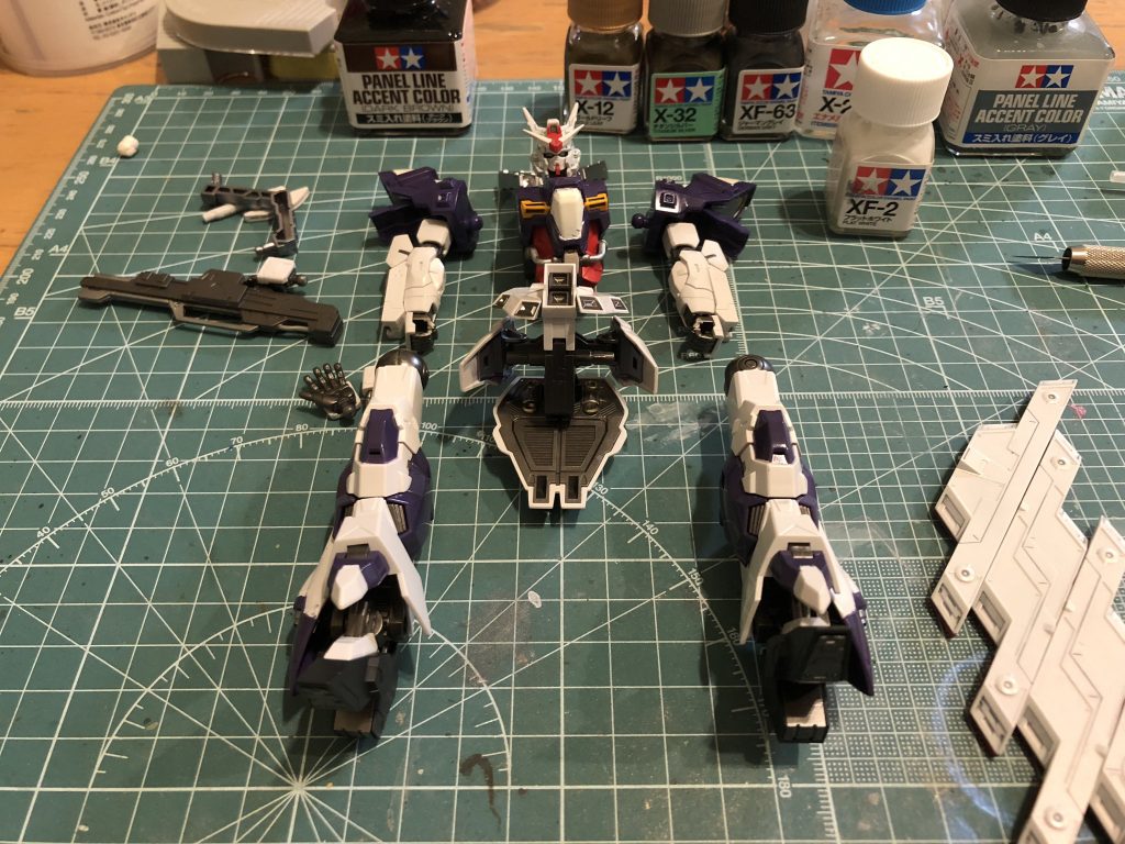 脚部はしっかりとした内部フレームがあり、外装も細かくパーツ分けされていて、HGとは思えない情報量です。
色分けも文句なく、素組みでも付属のアクションベース5に飾るだけで、十分すぎるほど。
定価3,000円とHGの中では高価なキットですが、価格以上の価値がある素晴らしいキットです。