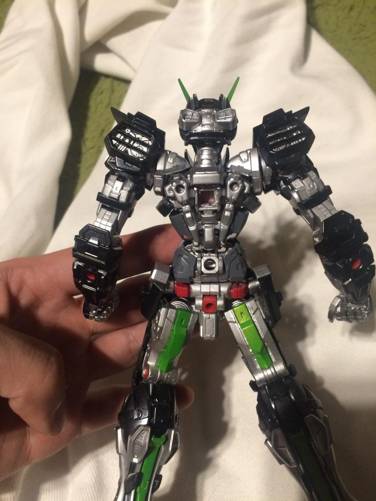 本体部分に関しては塗装のみで無改造ですので、気分次第で赤枠改や青枠Dの形態に組み替えできます。
あと、一部装甲は赤い部分を見せたいのと、塗装剥げしそうなので外しています。