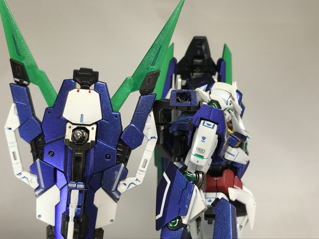 GNソードⅥ接続口は3mm棒でしたが、外した時に野暮ったいのでネオジム磁石接続にしました。
後で気付いたのですが、GNソードⅥ接続口をネオジム磁石で埋めた事でスタンドが接続出来ない事態に・・・
スタンド側も磁石で保持するように急遽調整しました。