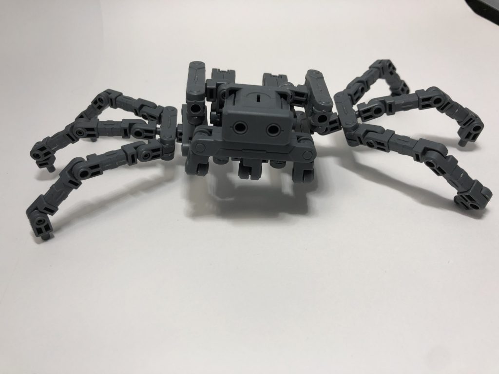 スパイダーモード！
壁に張り付いて作業して欲しい時に活躍する筈だけど多分そんな場面は一生無いと思うよ！むしろこんな姿で部屋の中ウロチョロされたら間違いなく驚いて叫ぶしなんなら殺虫剤吹きかけるまであるよ！
苦手な人は閲覧注意だよ！