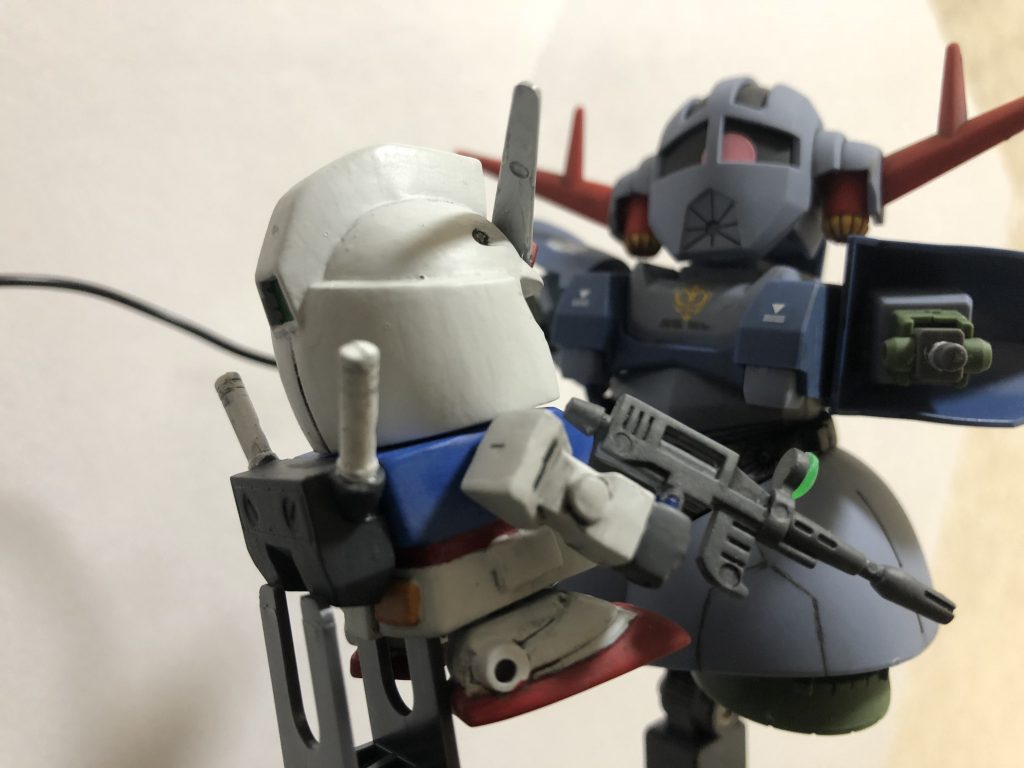 こう近づけば四方からの攻撃はムリだな、シャア‼️

ちぃーーーーっ‼️