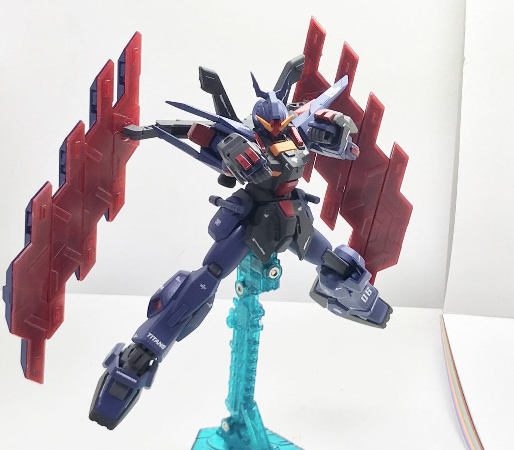 ヴァイブレイション・サイコ・ネイル。パイロットの感応波を増幅する作用を持っていたEXAMシステムtype-F起動時に使用が解禁される装備であり、溶かし込んだサイコ・マテリアルを爪状に成形したものを高速で共振させることで振動兵器に転用したものである。そもそも何故サイコ・マテリアルが高周波ブレードのように作用するのか、一部機体の装甲を貫通しても傷一つ付かないほどの剛性を確保しているのかなどといったところは開発者にもわかっていない。