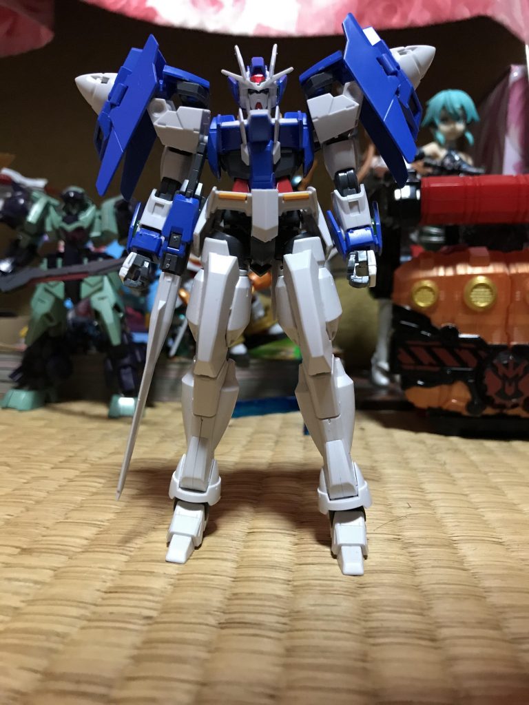 最初は、この状態にそのままエースユニットを着ける方向性で考えていました。まだ腰の左側の部分も00ダイバーのパーツのままです。