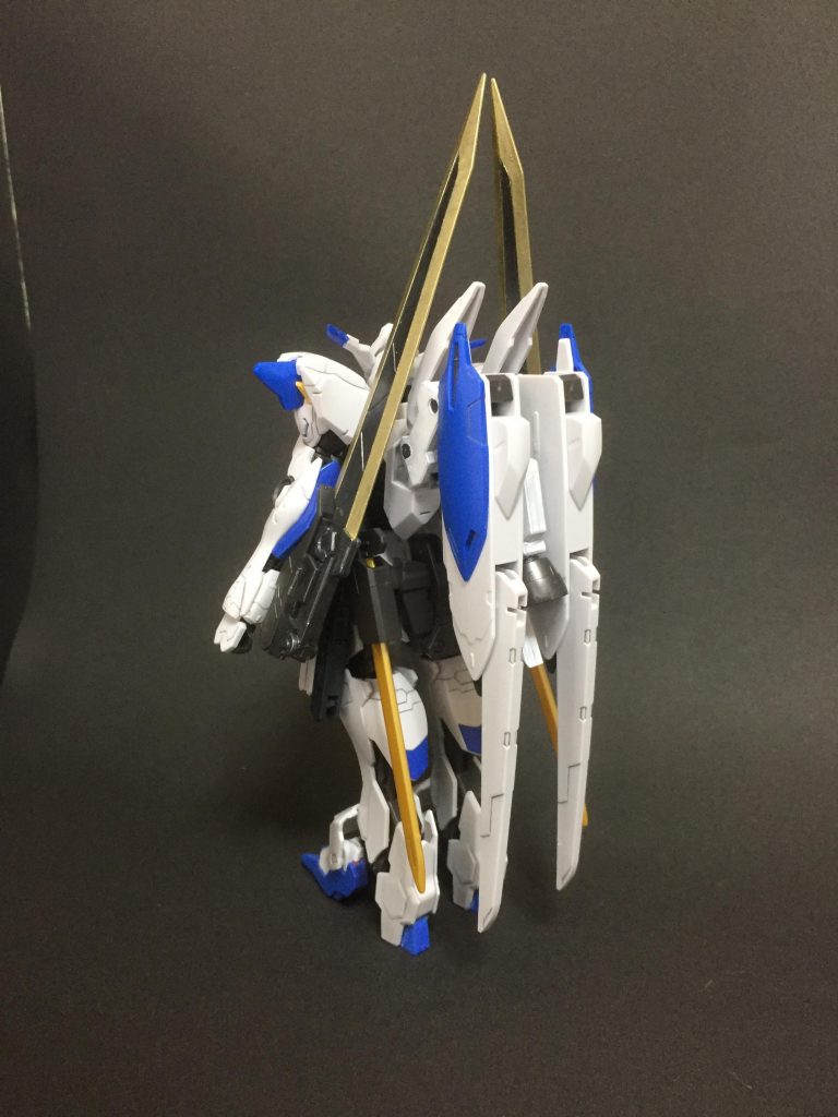 素立ち 
バルバトスルプスの腕と足、キマリストルーパーの腰の隠し腕が付いてます
腕の武器の干渉で羽根をすごいたたむことになる