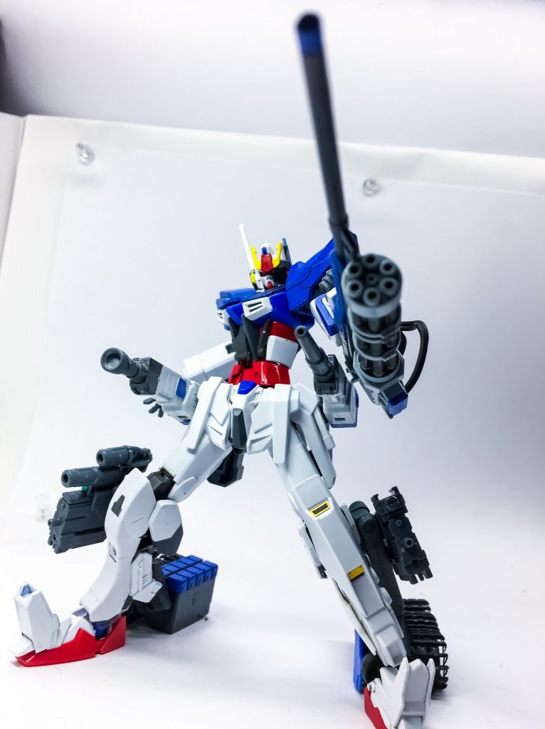 履帯は機体後方に伸びる為、安定性は強力!
武装も多種装備!
・腕部ロングレンジライフル&ガトリング砲
・ハンドグレネードランチャー
・Lマシンガンⅹ2
・10連ミサイルポッドⅹ2
・リアビームライフル
・リアビームバズーカ
・ビームサーベルⅹ2
計10もの武装を装備している!!!