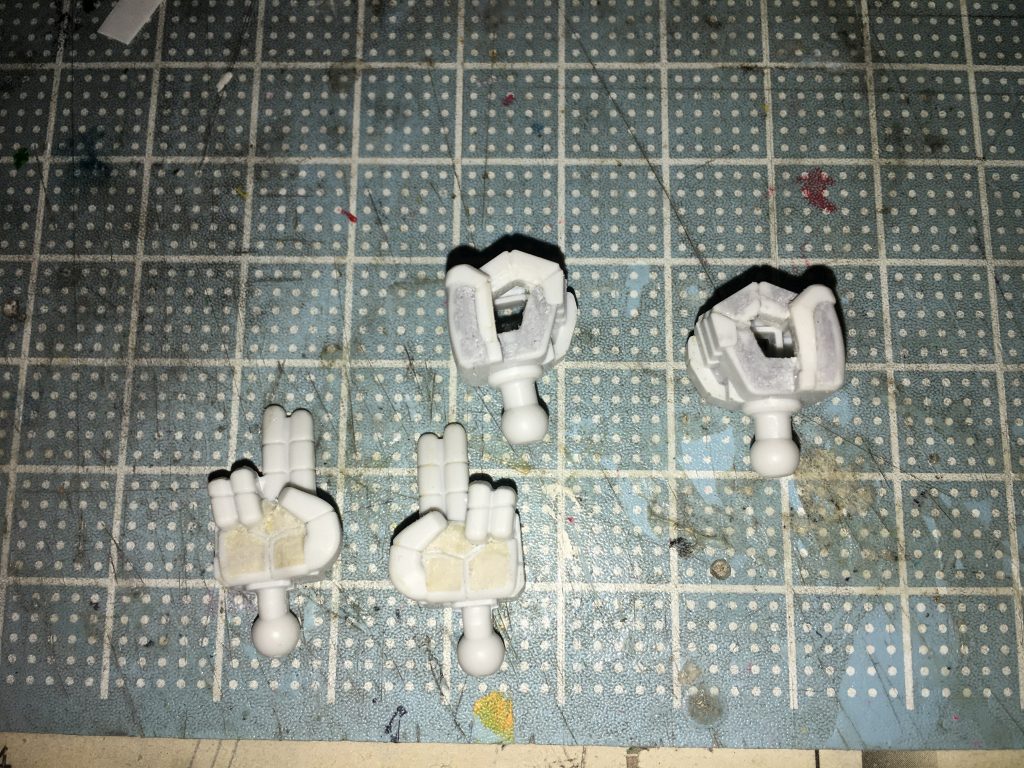 マニピュレーターの肉抜き穴はプラ板とラッカーパテで埋めました。