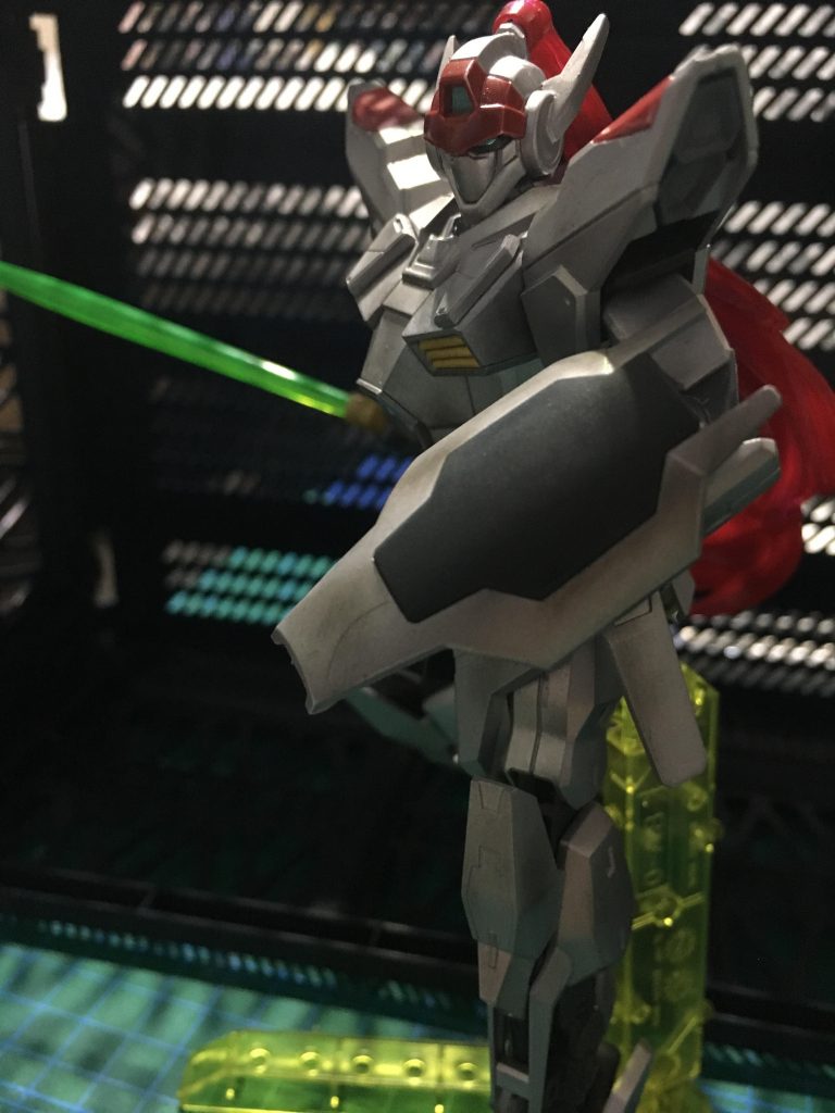 大型ビームサーベルを構えて…