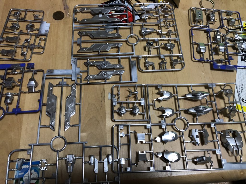 ある動画を参考にランナーの状態からガイアノーツのプレミアムミラークロームカラー（クソ高い）を使用しました。