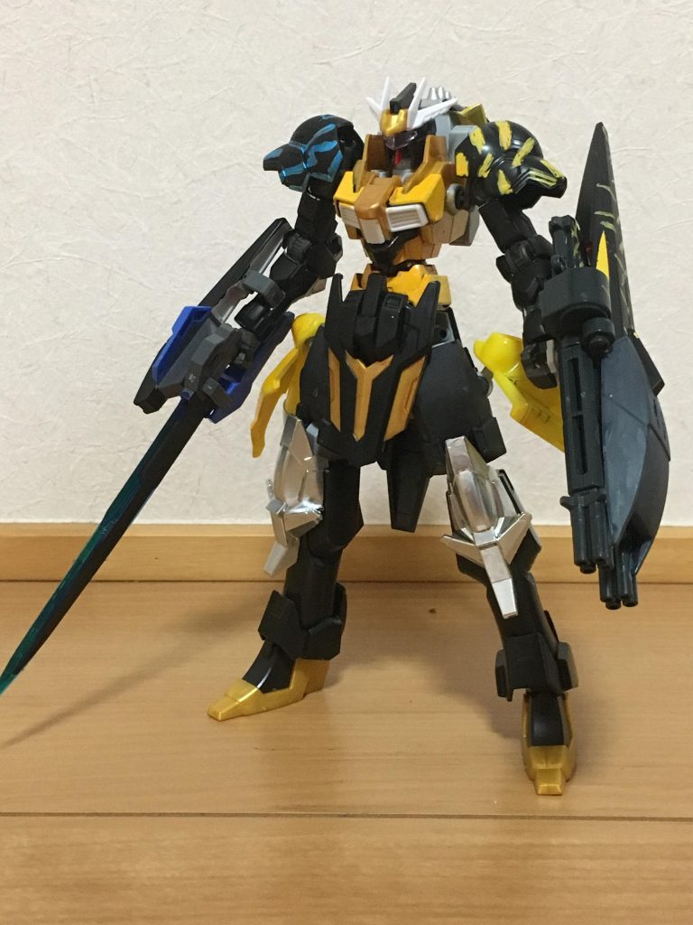 とりあえず全身。知り合いには腕がヒョロイと言われたけど、細腕にゴツい武装持ってるのが隠れたパワー感があるような気がしてるのでこの路線で。バルバトスの腕だし。