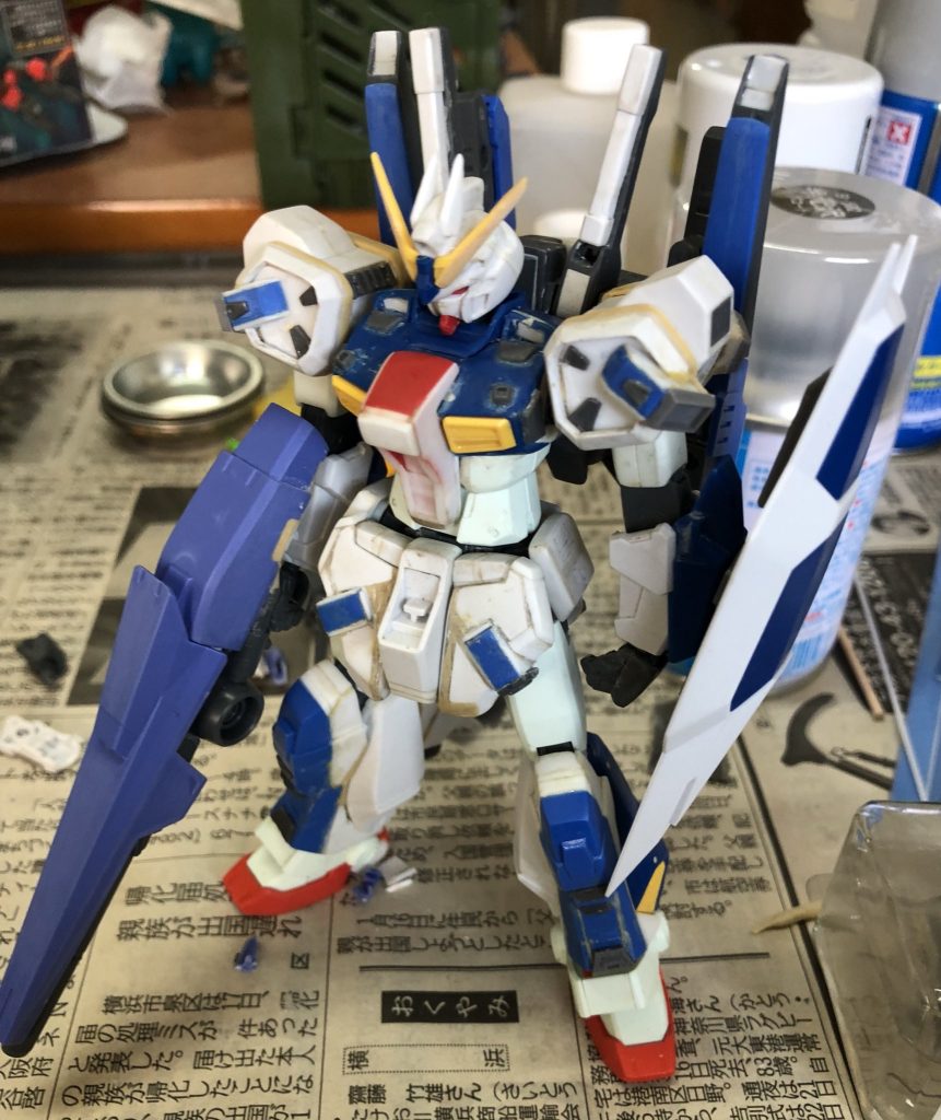 塗装前のトリスタン
塗装は白以外は筆塗り
カラーは
白・ガンダムホワイト
薄い青・コバルトブルー、ホワイト、モンザレッド
濃い青・上のホワイトの濃度を低くして調合
黄色・イエロー、オレンジイエロー
グレー・ニュートラルグレー、ブラック