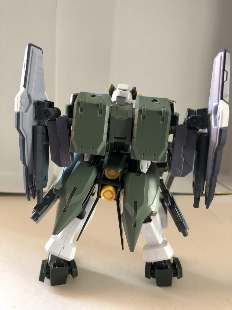 後ろ。背中と下のスラスターの横にストライカージンクスのバッグパック付けて機動力アップ