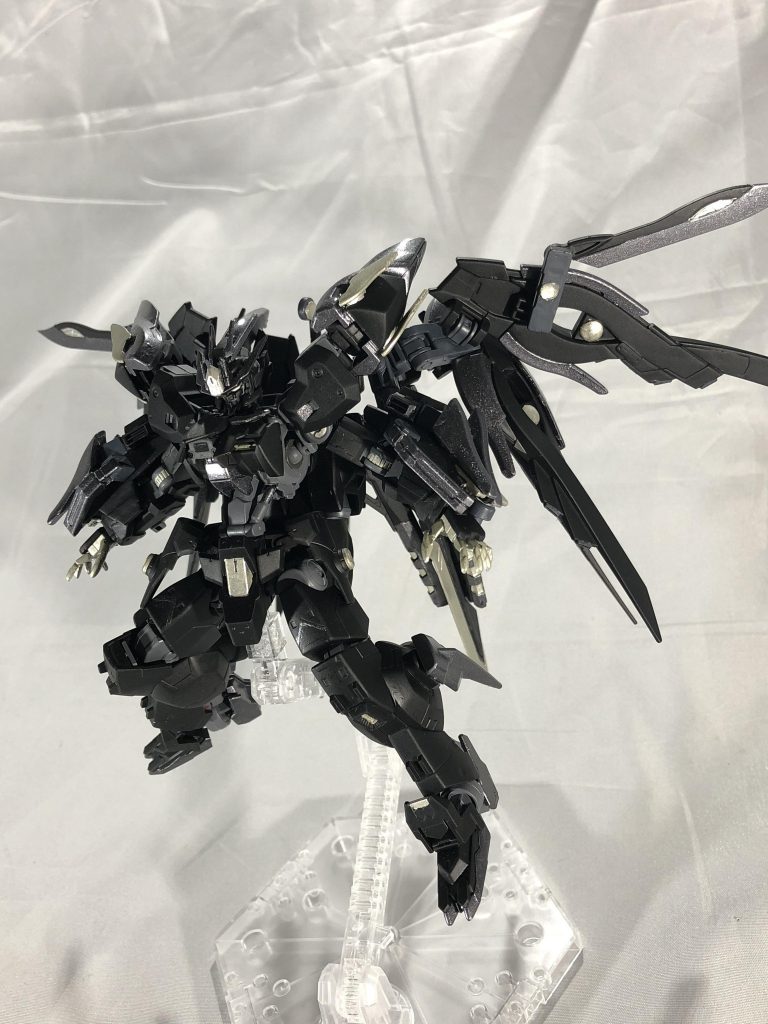 接近格闘モード。バックパックを横に広げ、腕と肩の可動域を増やし接近戦に対応します。このモードは反応速度の向上もしています。