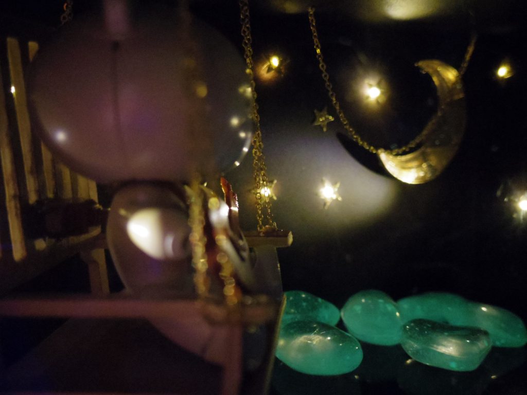 プチッガイ側から月方向を撮影。
ブランコは、木製で、100均の物です。
ブランコに、ジョイントパーツを接着して、プチッガイを固定できるようにしています。
スペースに余裕が少ないので、わずかですが、ブランコは揺らせます。