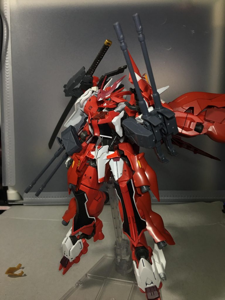 『強襲装甲艦付属MS用300mm砲』
敵MS多数を相手取る時に使用。
元々敵強襲装甲艦に付いていた物を引っぺがしてMSに合うよう改修した物、弾切れを起こすと雑にパージされる。