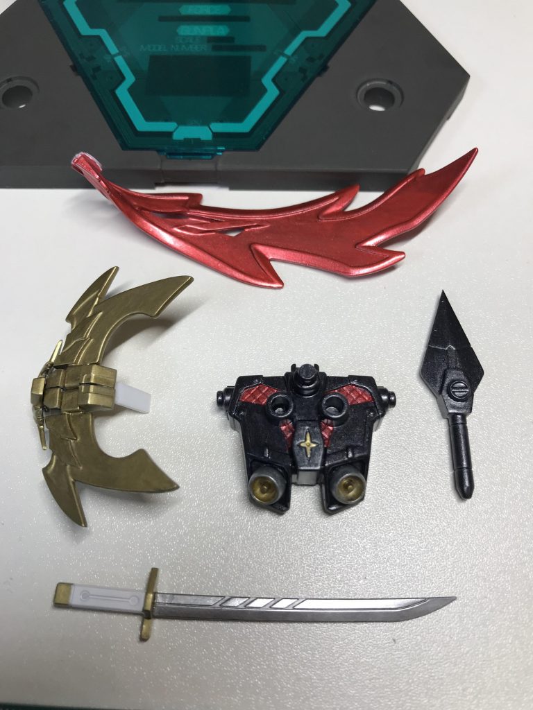 忍者刀は刀身部分を公式ビルダーズパーツと交換しました。
バックパックは切り取って磁石で装着できるようにしました。
角も切り取って後付けできるように、プラ板を接着しました。