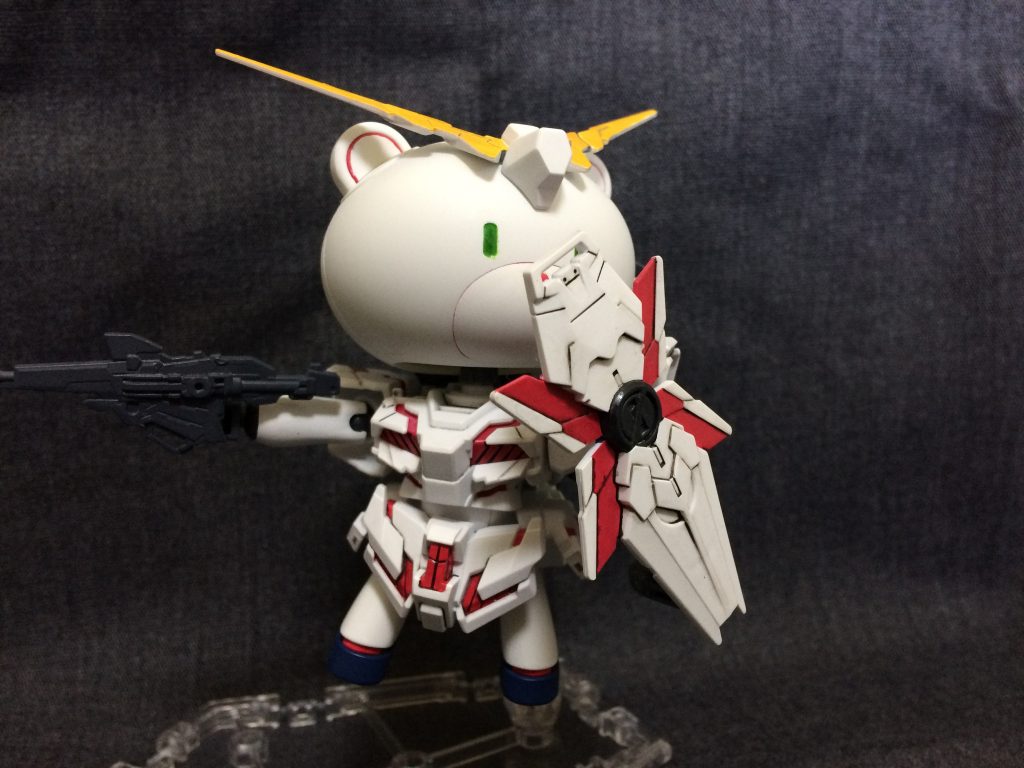 肩関節をボールジョイントにして可動範囲を広げています。