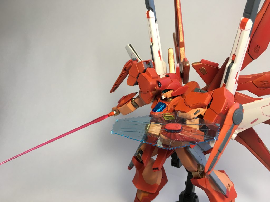 ストフリの腕パーツを組み合わせた事でジェガンブラストマスターに近接戦闘用ビームシールド、ビームサーベルの使用が可能に。
これで敵の中を突っ込んで切り込むこともやってのける。