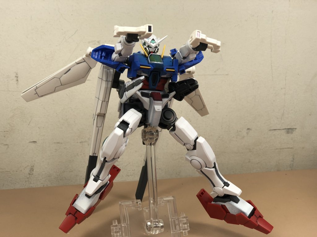 GNビームピストルとGNビームキャノンとGNメガビームキャノン
ビームサーベルのグリップはビームピストルになっておりサーベルのエネルギーからビームを撃ち出す小型銃で腰部のビームキャノンと腹部のメガビームキャノンを合わせて隙のない一斉射をくり出す