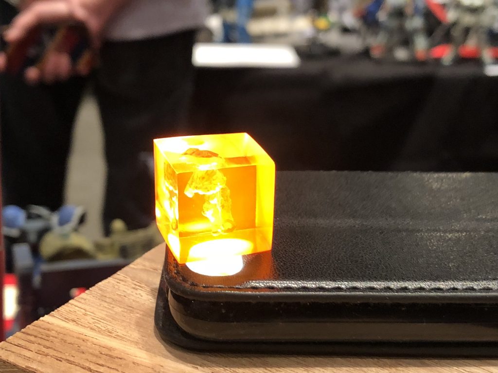 下からライトを当てるとこんな感じになります。