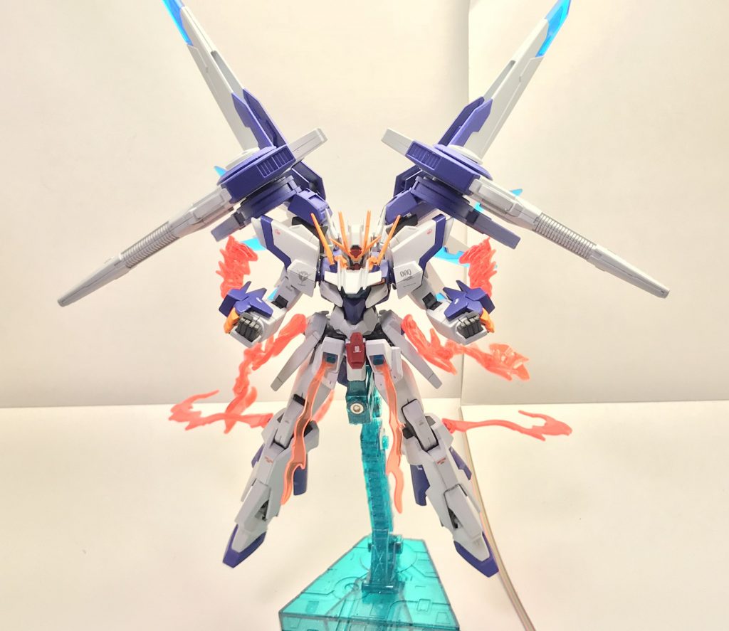 トランザムブーストモードFX。ベースになったダブルオーガンダムのトランザムとミキシングビルドで組み込まれたAGE-FXのFXバースト、そして機体の発する余剰エネルギーから成る光の翼がぶつかり合った結果、ファントムライトに近い性質を得るに至った本機の切り札である。ファントムガンダムが全力稼働に冷却材や時間制限を課されていたように、爆発的な出力を無理やり押さえ込んだ本機のそれも同様に全力での限界稼働時間は約3分、通常でも約10分と短いものとなってしまっている上、使用後は全エネルギーを使い果たして稼働不能になる欠点がある。