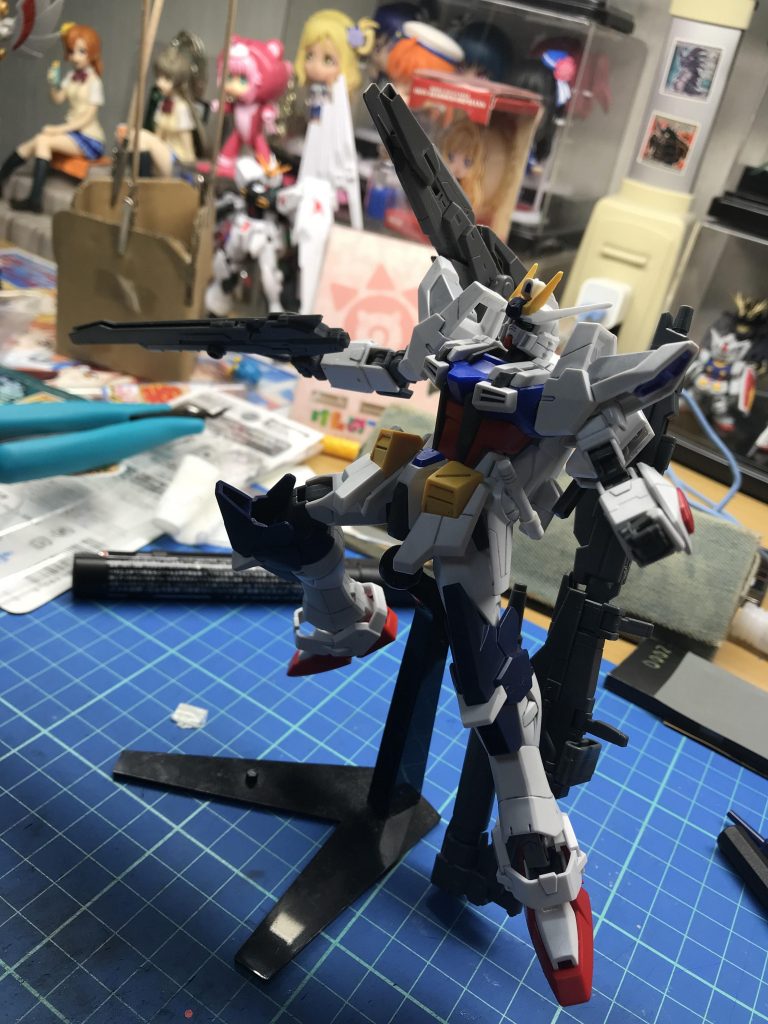 背部電磁レールガン【アレス】
フリーダムで使用されていたクスフィアスレール砲を応用して作られた装備。ラミネート装甲に対して優れた攻撃手段となるその威力はクスフィアスレール砲2つ分にもなるため、今まで作られた電磁レールガンの中でも最高になる。