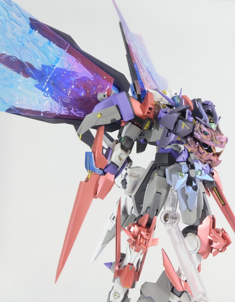 ウイングクロー
翼の一部を腕に装備し、近接格闘兵器として用いることが可能。