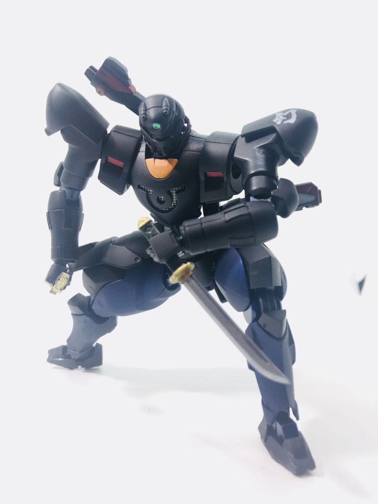 小刀持たせて二刀流にも出来ます