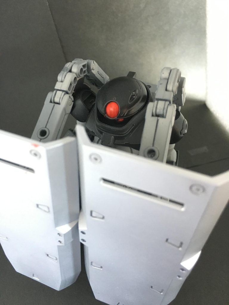 グリモア・ヴァルキリーの持つ盾「モンターニュ」はあらゆる銃弾やミサイル、ビーム兵器にも壊されない。その特性を活かしてスモークを炊き、敵陣へ突っ込んでいき後ろの味方が暴れる戦法を得意とする。
しかし、この機体は機動力があまり高くなく(盾をパージすれば機動力は上がる)、また、この盾はハンマーや剣などの近接武器には弱いので、基本1対1での戦闘はせずに味方と連携して戦うことが多い。