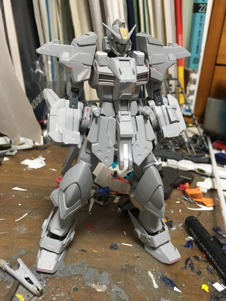 1次サフ後、修正を加えた後の画像。ベース機そのままの部分も割と残ってましたが、色を合わせるとベース機の印象が大分薄れたのではないかと思いました。