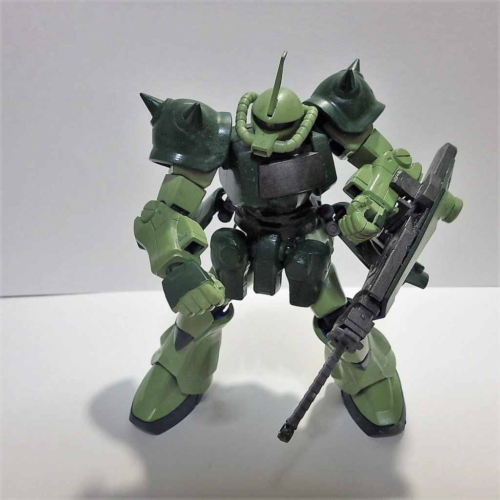 抜刀準備。
そう、何がしたかったって、グフの腰を動かせるようにしたくて作りました。
なおそう決意してHGグフを買ったその一週間後です。REVIVEのグフが発売されたのは。