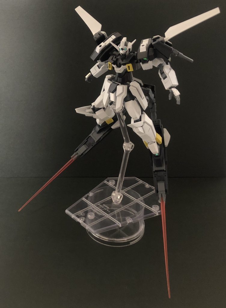 ーーーーーーーーーーーーーーーーーーーーーー
*◆ダッシュユニット*
*リアスカートに装備された多機能ユニット。推進器の他、エネルギーコンデンサ・展開式クロー・ビームサーベルが内蔵されている。*
*接続アームを展開することで、脚部と連結させることができ、クローやサーベルを使った脚による近接格闘で、意表をついた戦い方が可能となる。*
*また、本ユニットは後述の第三形態において重要な役割を担っている。*
ーーーーーーーーーーーーーーーーーーーーーー
アヴァランチエクシアダッシュの脚部ユニットを移植しました。
ただし、本家アヴァランチエクシアとは異なり、リアスカート部に装備しています。
これはユニット格納時に脚部の可動を妨げないためです。
ユニットはフレキシブルに稼働するアームパーツで接続しているので、本家同様に脚部に連結させることも可能です。
バトルフォームの解説は以上です。
続いて、第二形態の説明に移ります!