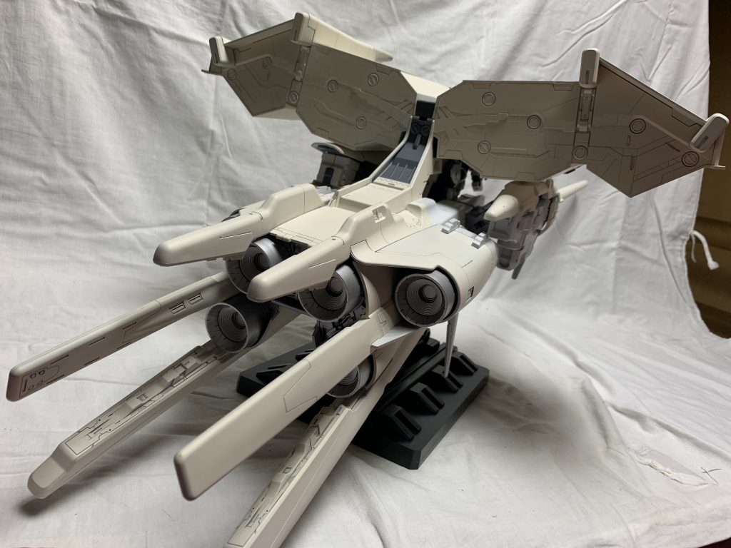 今回この作品に消費した塗料量は
ガイアノーツさん
ホワイトサフ 2本
GXホワイト 3本(途中で方向性を変えたので1本余分です)
メカサフ ライトグレー 1本
ウォームホワイト 1本
特にホワイトを大量に使用するためHIQさんの補給ボトルにで一気に作るのがおススメです

クレオスさん
 MSブルー 少々
MSイエロー 少々
MSレッド 少々

またデカールなどで時間を見つけてアップデートしていきたいです
最後までご覧頂きありがとうございました！