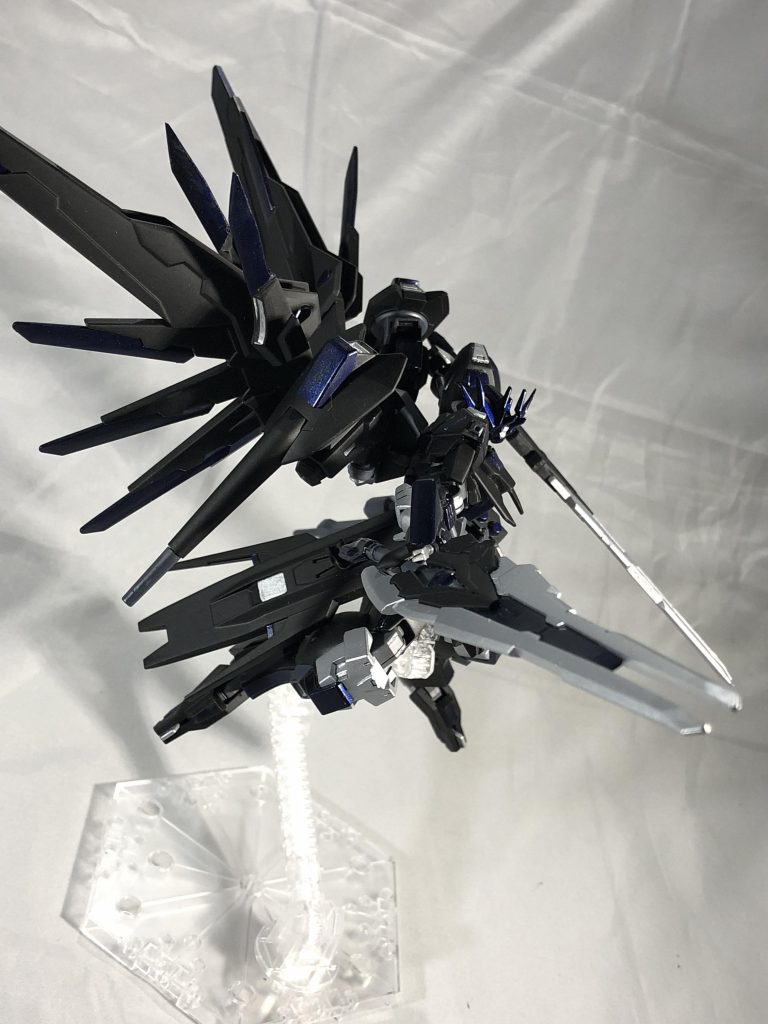 カレトヴルッフフェーダー・グラース、突き。銃口があるため、射角があればビームショットを撃つことが可能です。収束、拡散のビームを撃つことは可能にしたため、銃口からビームサーベルを出すことは出来ません。