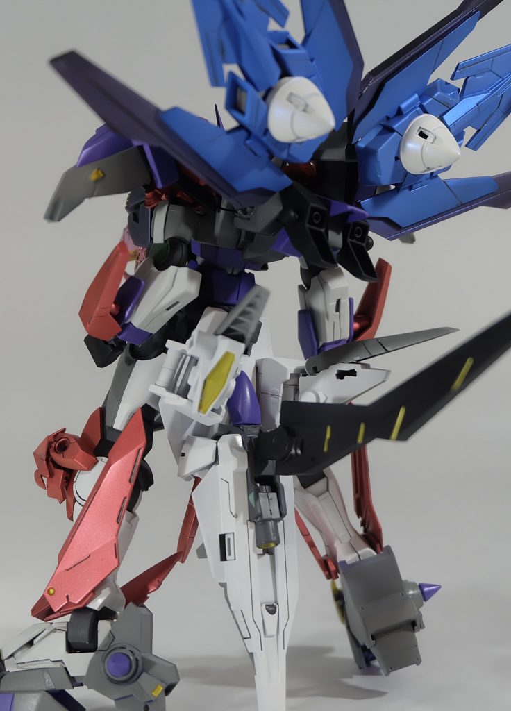 龍の尻尾を模したテールスタビライザーは
背後への攻撃にも使用される