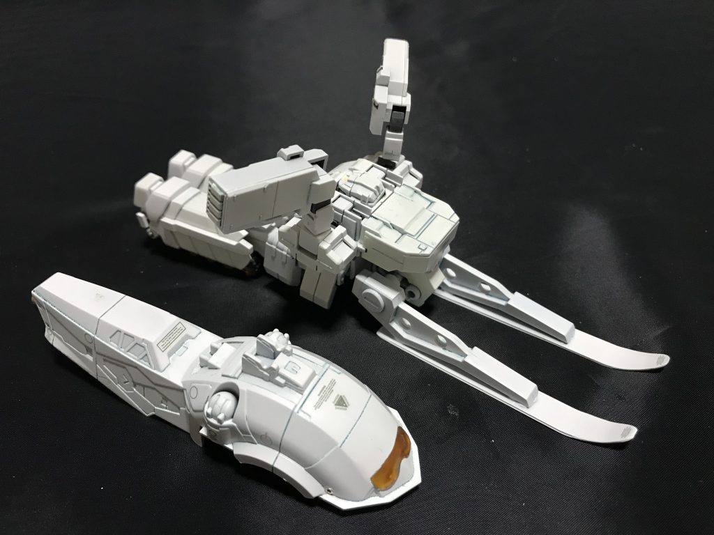 頭の後ろの平らな部分に磁石を三つ入れていスノーモービルパーツとロト一体を支えてます。
スノーモービルパーツはSDのガンダムバルバトスルプスDXの強襲装甲艦イサリビのパーツです。
ヘッドライトはUVレジンで内側にクリアイエローを塗装。
LEDを仕込んでるので一枚目の写真の様に黄色く光ります。