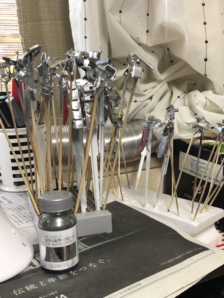 修正&修正(´･ω･`)

HGのくせにパーツが多い(；´Д`A
仕上げはMr.カラーのクリアー光沢を使い仕上げました。