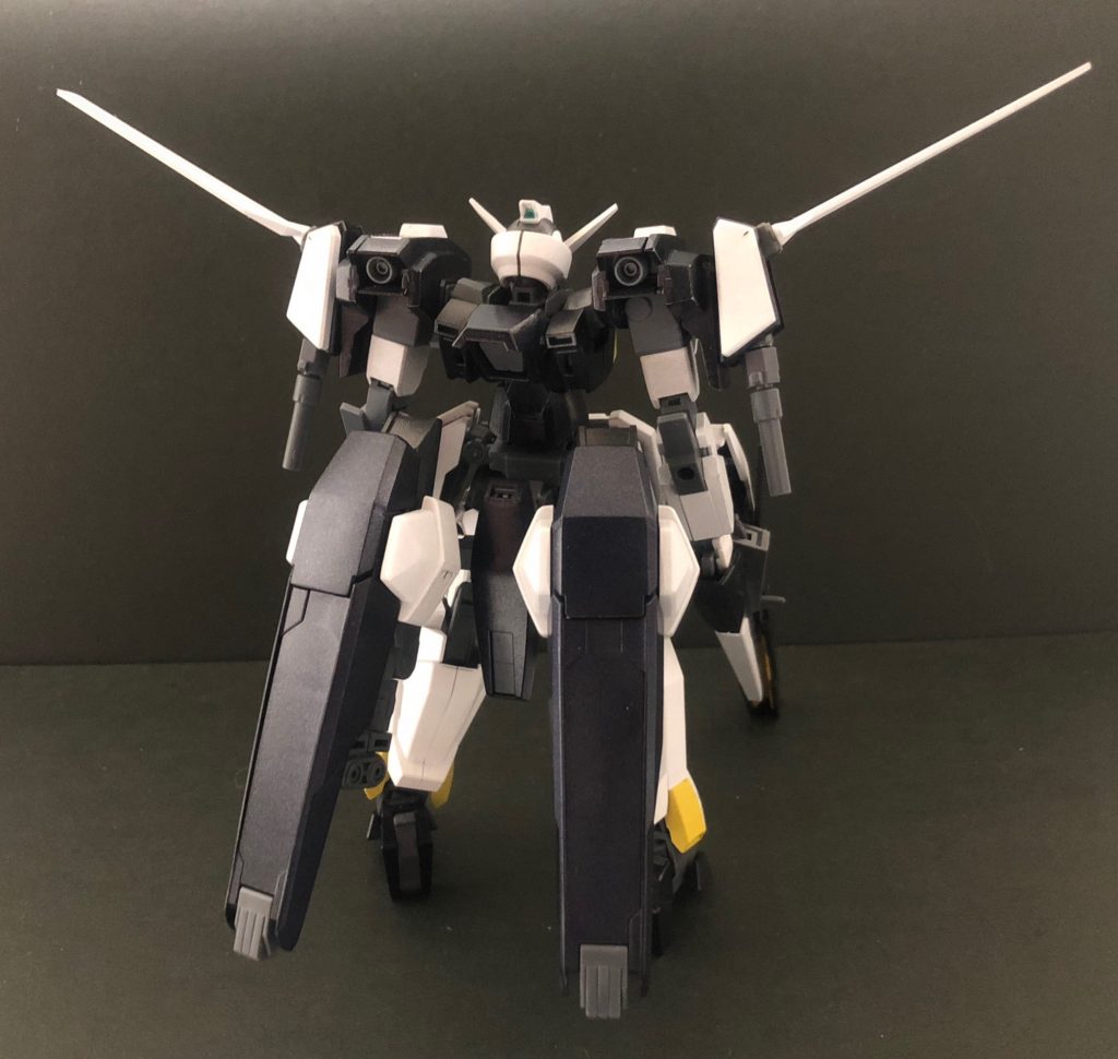 ーーーーーーーーーーーーーーーーーーーーーー
*人型戦闘形態<バトルフォーム>*
*AGE-2デルタの基本形態。*
*様々な環境下での汎用的な活躍を目指して開発されているため、武装は遠距離用~近距離用までバランスよく装備されている。*
*一方、変形の妨げになるという理由から盾は装備されておらず、「受けとめる」よりも「避ける」運用が必要となっている。*
ーーーーーーーーーーーーーーーーーーーーーー
まずは基本形態です!
AGE-2マグナムをベースに様々な可変機体のパーツをミキシングしました。
3ミリ軸接続の肩関節は、近年主流のボールジョイント形式に変更しています。
カラーリングは白と濃紺をメインにメリハリのある塗装を目指しました。
以下、バトルフォームのアクションシーンと武装解説です。