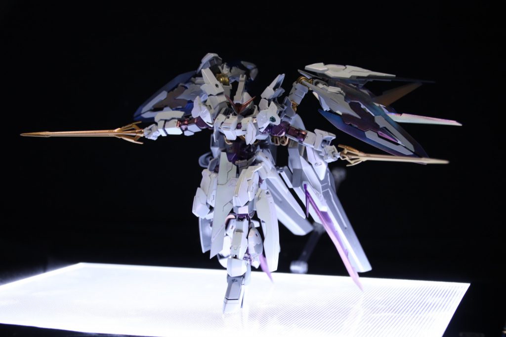 双剣が初期装備されていたのは
マクギリスが力の象徴としてバエルを意識した為と思われる