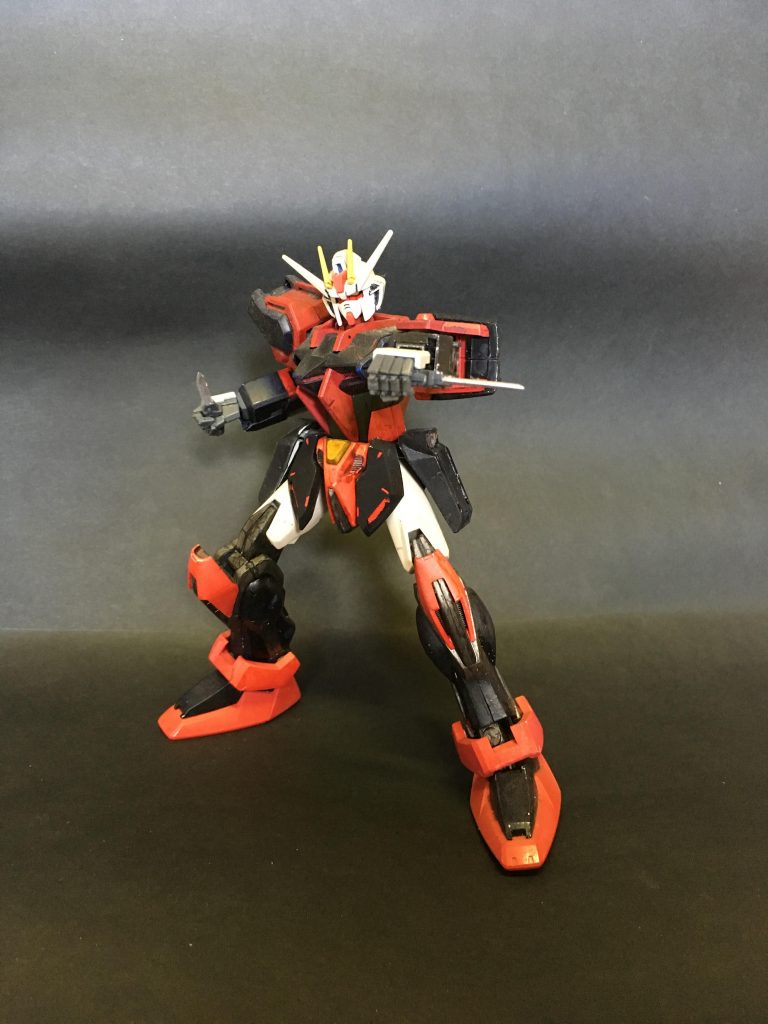 アイキャッチ風に、アーマーシュナイダーの構え。
このストライクは主に近接戦闘用です。