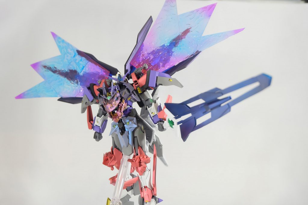 ドラゴニックトランザム

本機が発動する特別なトランザムシステム。
ツインドライブシステムの特徴である圧倒的に粒子放出量を光の翼として発現させている。その姿はさながら翼を広げた龍であり、その身に宿す邪竜の力を最大限に発揮する。