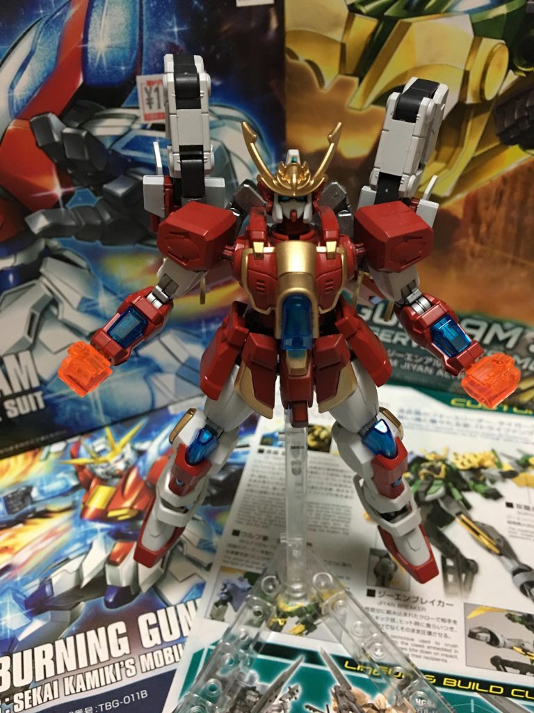 大抵の戦闘では大槍を使うのでメイン武器だと思われがちだが、この機体の本当の武器は師匠同様に徒手空拳である。