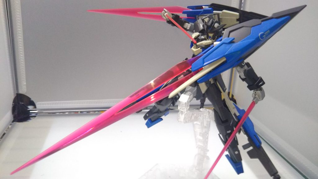 ・機体解説
シド戦で大破したAGE-2を回収、発展させた機体。
武装構成としてはダブルバレットの発展機に位置する(ドッズキャノンの基部が増え、武装が増設された)機体となる。
・武装が増えた事により操作が複雑化した事
※元々高い反射神経、直観力を持つアセム用にAGEシステムが作り出したウェアである為、その発展機となると当然乗り手を相当に限定する
・一対多の制圧を想定していたDBにさらに過剰に武装搭載をしても各種コストに対して得られるリターンが薄い事
・過剰な武装を最大限運用しようとすると、エネルギー効率が悪く、長時間の戦闘が出来ない事
※補給が容易で且つ対多の状況になりやすい拠点防衛で運用するには火力が高すぎて味方や拠点自体に損害を出しかねない
以上の事から、では一体どこで誰が運用するのか?という問題が早い段階から指摘されていた。
最終的には同実験部隊の所属機がヴェイガン側の技術を利用していた事が原因で部隊そのものごと無かった事とされる