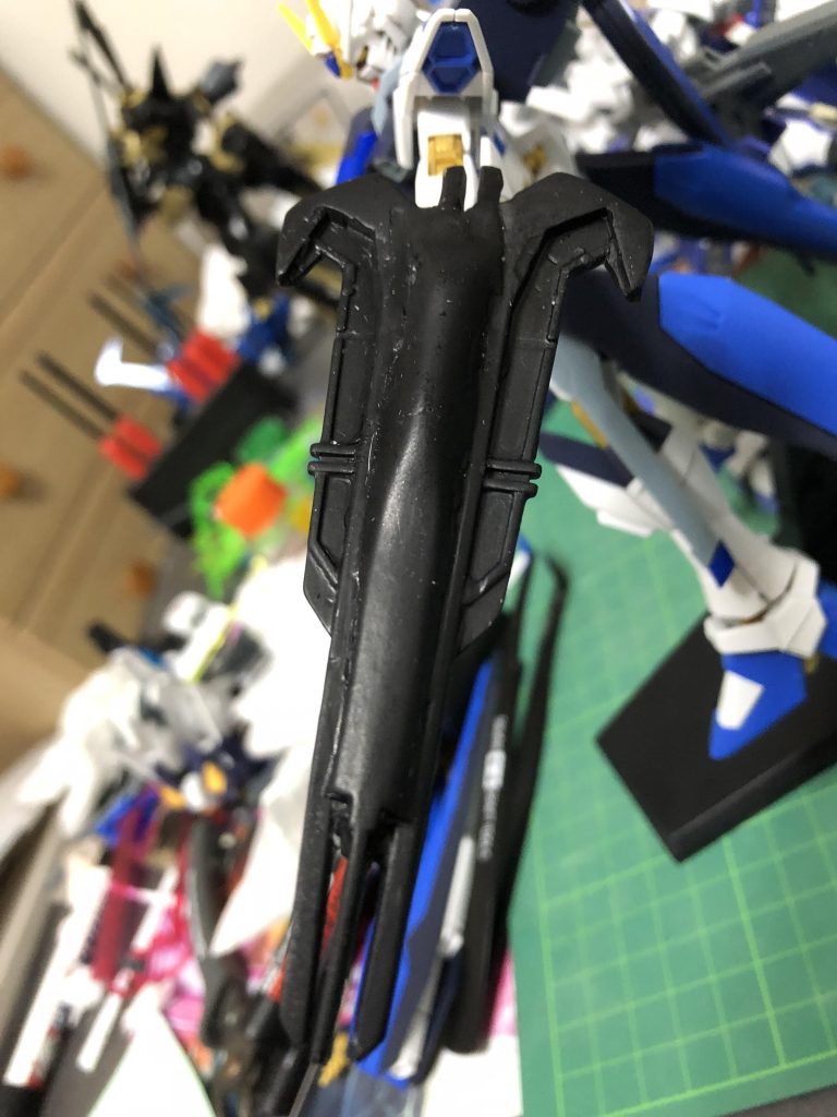 塗装してつや消しを吹きました。塗装は本体も含め全てガンプラマーカーで仕上げました。