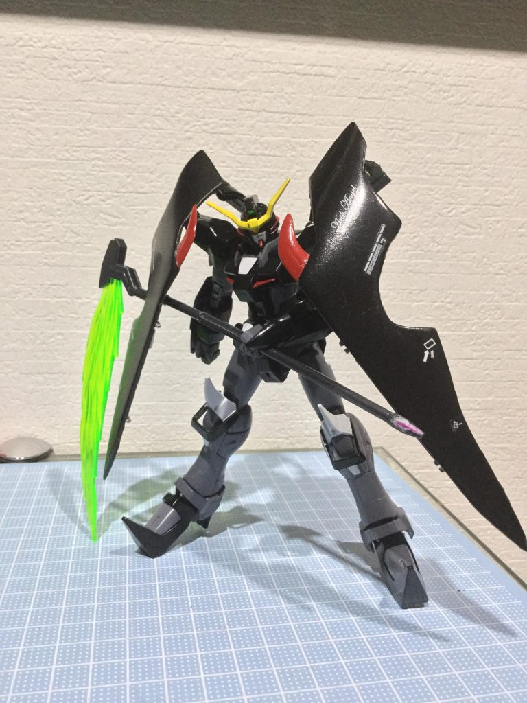 翼の材質はPS装甲で表面にはビームコーティングが施されており戦闘中でも翼を半分畳む事で盾の役割を果たす。