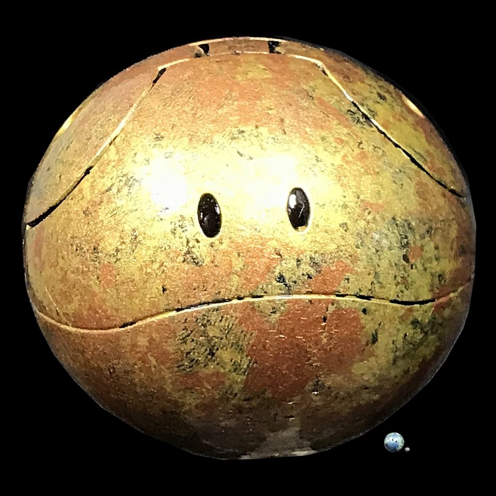 [月、太陽、地球のサイズ感]
地球と月、太陽の直径はそれぞれ地球が約1万2700キロ、月が約3400キロ、太陽が約139万2000キロであり、それぞれ月は地球の4分の1、太陽は地球の109倍の直径である。

ハロプラでは、ルナ、テラ、ソルが揃っている場合にリアルモードに設定すると、そのサイズ比を見ることができる。

この場合にはあまりに距離が離れてしまう都合から、太陽と地球の距離比は再現されていない。

基本的にこの状態では、テラはともかくルナはよくわからない小ささになってしまうため、見失うダイバーが多い。