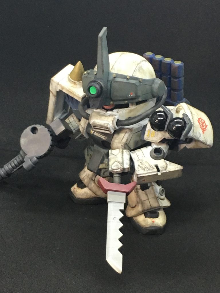 こちらが通常モード
軽装との違いはほぼありませんが手榴弾使用可能、バイザーのスコープで正確な射撃が可能となります
また後述の各種武装もいずれか選び使用可能です。