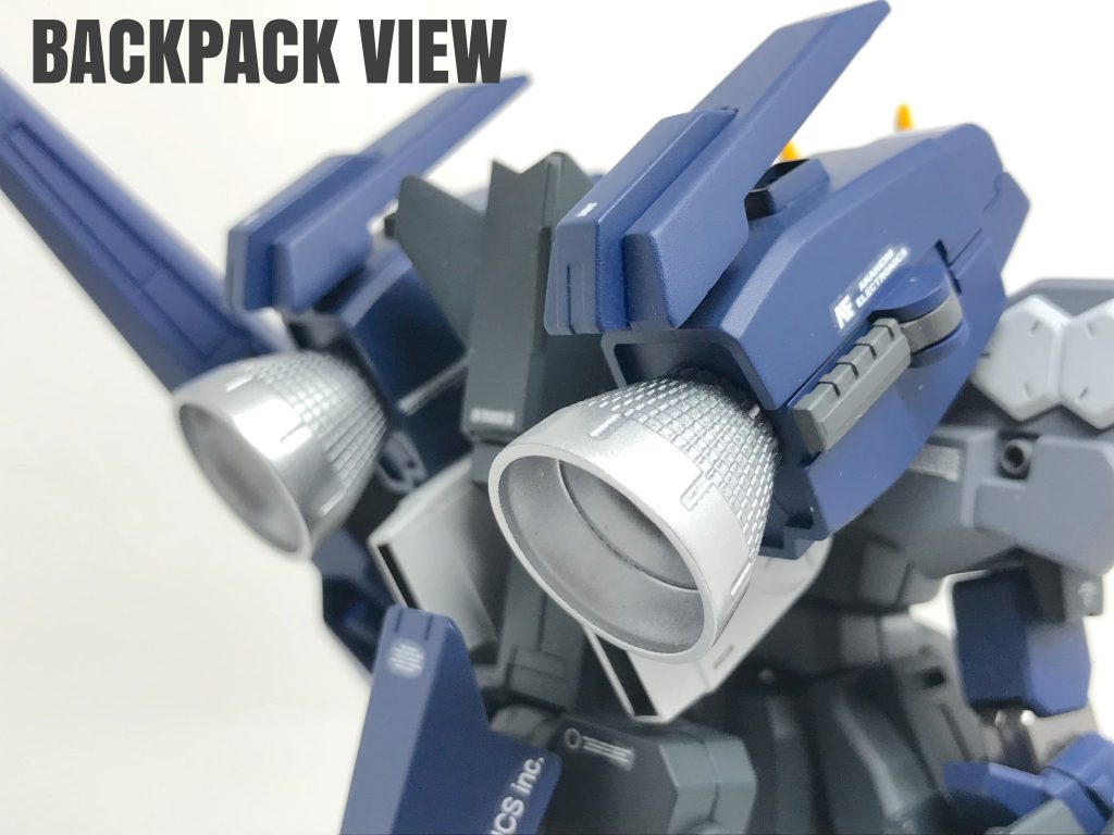 バックパックはメガ式のモノを逆さに
取り付けてみました。
二つの大きなジェネレーター(?)と
バーニアが自分のイメージ通りにマッチ
したな〜   (о´∀`о)