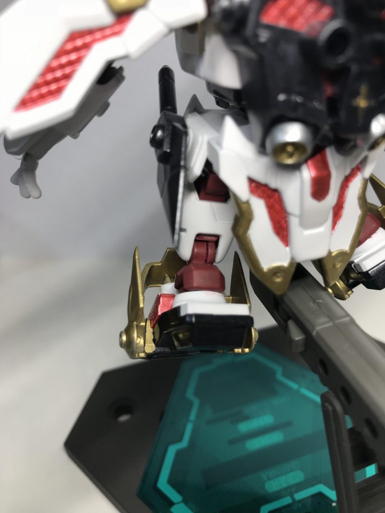 設定画では足首の位置に関節があるように見えたので、元々あったモールドを無くして関節を追加しました。
関節にはCSフレームの脚の付け根部分を使用しました。