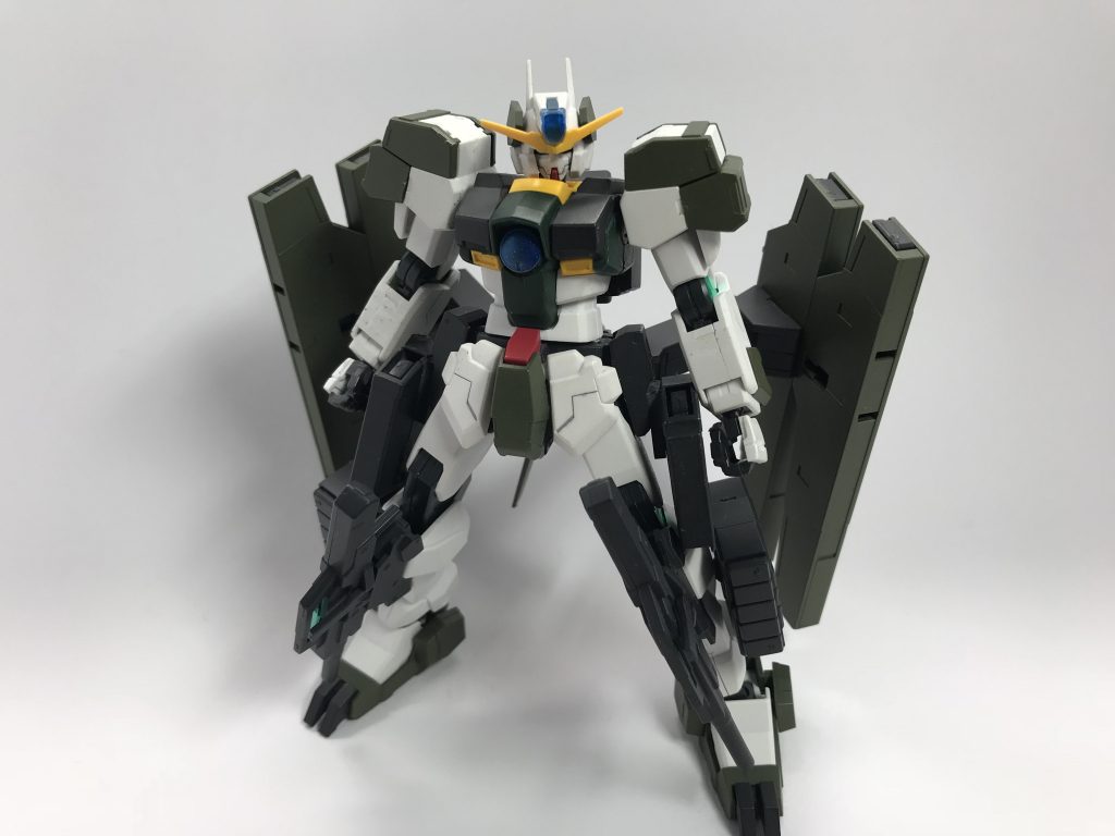 GNホルスタービット、GNミサイルポッドⅡを装備させた状態です。やはり最初の軽装モードに比べるとややごつくなってますね笑
GNホルスタービット・・・腰のアームに左右2基合計4基セットされる。
GNミサイルポッドⅡ・・・GNミサイルポッドより、威力が上がりさらに表側と裏側の両方から発射可能です。