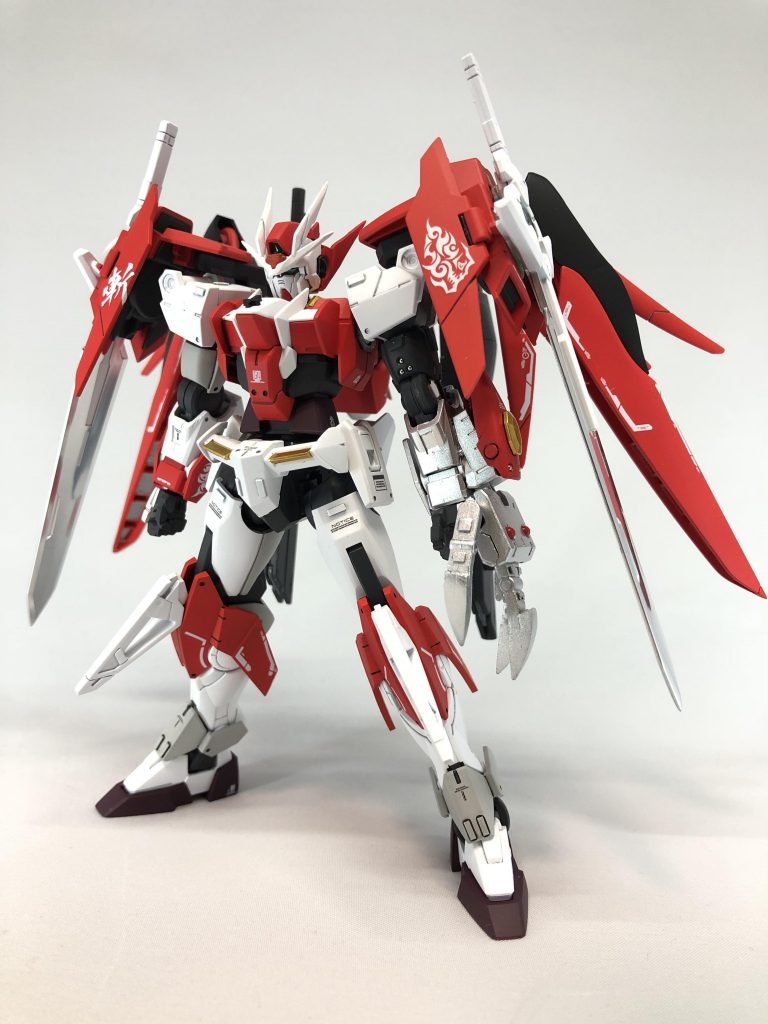 ダブルオー+デスティニーというダブルオースカイの基本コンセプトと変わりないが、戦闘力のみを求めた結果、左前腕が巨大化。また、GNドライブからヴォワチュール・リュミエールウイングにGN粒子を供給して稼働させることで、非常に高い推力を持つ。